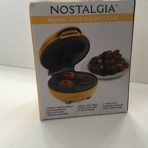 Bundt cake maker. “My mini lava” Nostalgia. Small appliance. Yellow